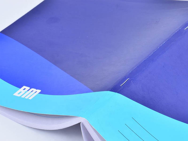 دفتر مدبس بدبابيس سلكية على الطي
